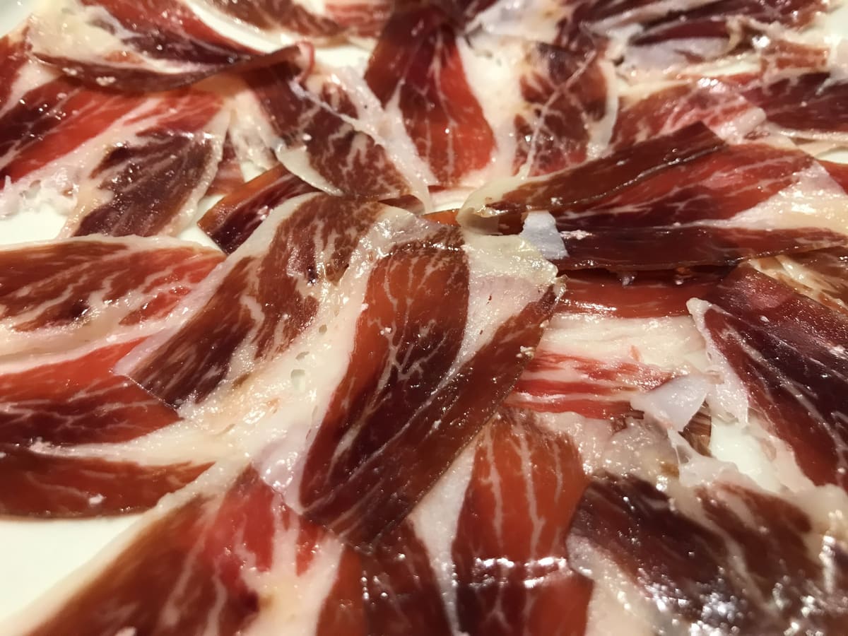 Lonchas de jamón ibérico de bellota cortadas a cuchillo