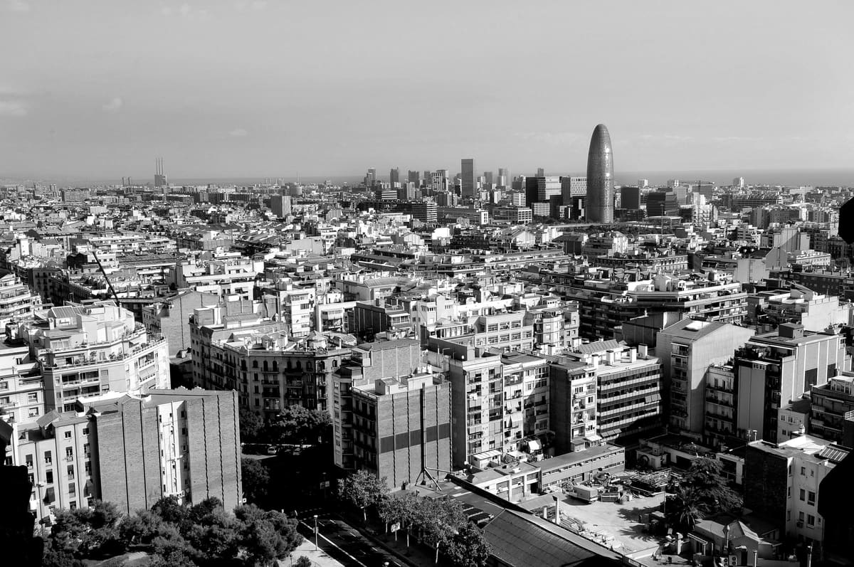 Vista de Barcelona con la Torre Glòries y el mar al fondo
